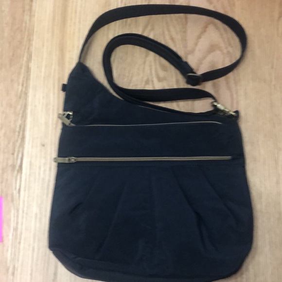 Travelon brand crossbody bag, great for travel and every day use! - Picture 6 of 16